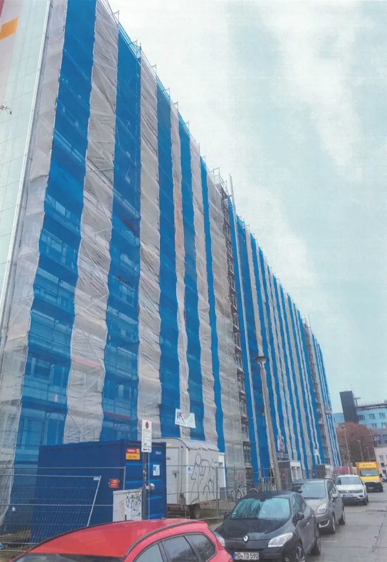 Gerüstbau G. Anders - Gerüst komplett eingerüsteter Plattenbau